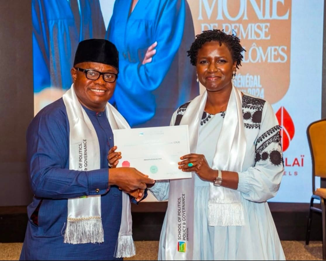 Un diplômé de SPPG Sénégal reçoit son certificat